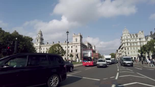 Lalu Lintas Bergerak Lambat Melewati Persimpangan Parliament Square Ketika Pengendara — Stok Video