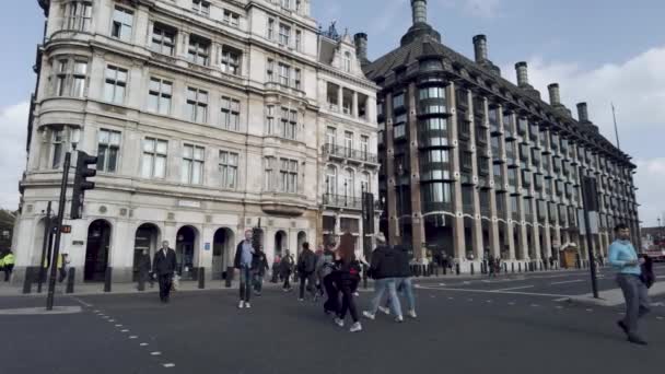 Diverse Group Pedestrian Commuters Hastily Walking Bridge Street Beautiful Architecture — Stock Video