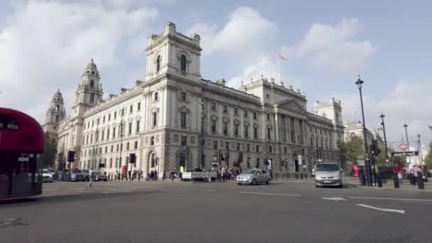 Panning Tiro Veículos Motor Atravessando Interseção Movimentada Frente Edifício Que — Vídeo de Stock