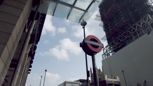 Strzał Londyńskiego Znaku Metra Stacji Westminster Drugiej Stronie Ulicy Zamknięty — Wideo stockowe