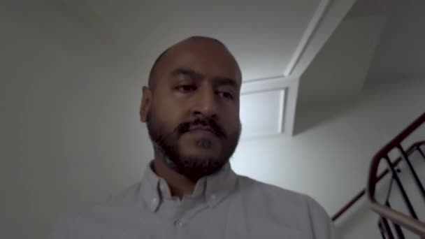 Homme Affaires Frustré Désespéré Descendant Escalier Dans Centre Affaires — Video