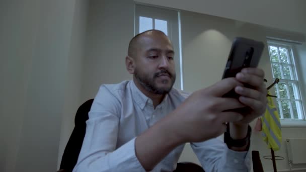 Чоловік Середнього Віку Використовує Свій Смартфон Офісі Друкуючи Смс Роблячи — стокове відео