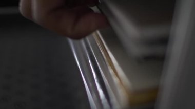 Bir DJ 'in bir sonraki parçayı bulmak için albüm koleksiyonunda ileri geri gezinen parmaklarının dikey videosunu kapat.