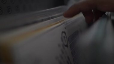 Bir DJ 'in parmaklarını yakından çek. Albüm koleksiyonuna dikkatlice göz gezdirip remiks setine karıştıracak bir sonraki parçayı ararken. 