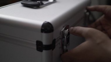 Bir DJ 'in elini açarken ve gümüş metal çantasını açarken değerli plak albümlerini güvenli bir şekilde muhafaza ediyor. 