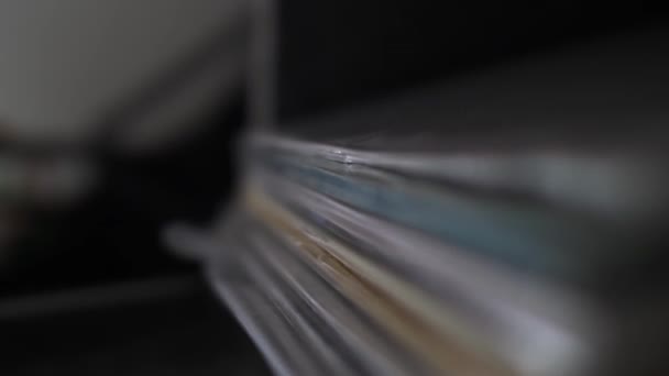 Zárja Függőleges Videó Egy Kezét Ahogy Felfordítja Fedelet Vinyl Box — Stock videók