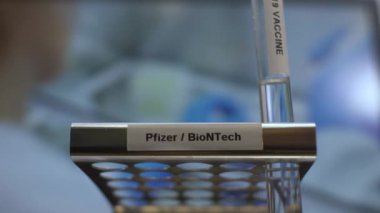 Pfizer Biontech Aşı Test Tüpleri Rafa yerleştiriliyor. Kilitli, Kapalı