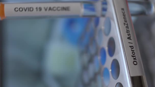 Frascos Tubo Teste Vacina Oxford Astrazeneca Sendo Colocados Rack Vídeo — Vídeo de Stock