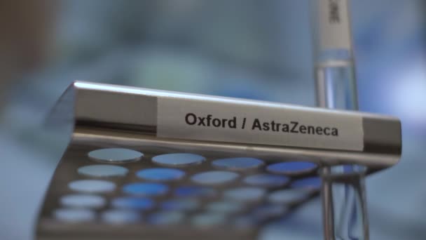 Oxford Astrazeneca Vaccine Test Tube Φιαλίδια Που Τοποθετούνται Rack Κλειδωμένο — Αρχείο Βίντεο