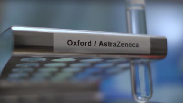 Frascos Tubo Teste Vacina Oxford Astrazeneca Sendo Colocados Rack Fechado — Vídeo de Stock