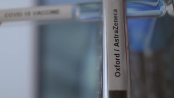 Oxford Astrazeneca Vaccin Test Tube Injectieflacons Worden Rack Geplaatst Verticale — Stockvideo