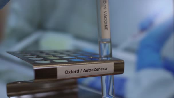Frascos Tubo Teste Vacina Oxford Astrazeneca Sendo Colocados Rack Bloqueado — Vídeo de Stock