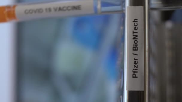 Pfizer Biontech Vaccin Test Tube Injectieflacons Worden Geplaatst Rack Verticale — Stockvideo