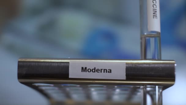 Moderna Covid Vacina Tubo Teste Frascos Sendo Colocados Cremalheira Fechado — Vídeo de Stock