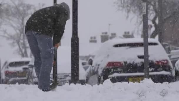 Дорослі Чоловіки Продають Сніг Під Час Сильного Снігопаду Вулиці Замкнені — стокове відео