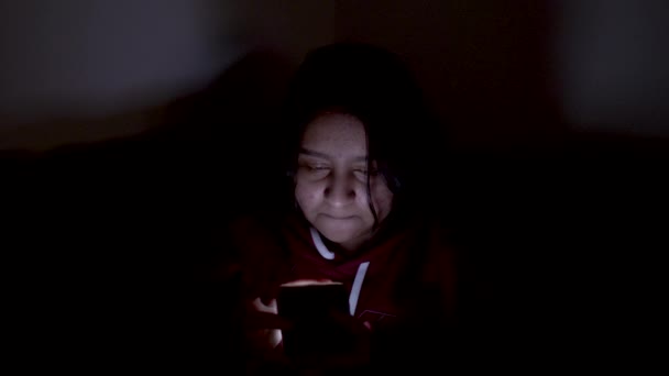 Κοντινό Πλάνο Ένα Κορίτσι Κάθεται Έναν Καναπέ Στο Σκοτάδι Και — Αρχείο Βίντεο