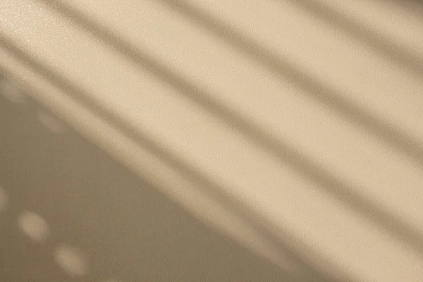 Naturalny Ukośny Cień Okna Fakturowanej Szorstkiej Błyszczącej Powierzchni Stonowanej Beżu — Zdjęcie stockowe