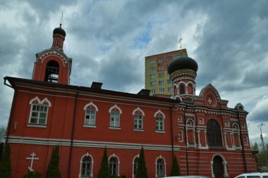 Kutsal Bakire Meryem 'in Varsayımı Kilisesi Bulutlu bir gökyüzüne karşı