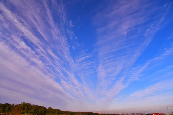 Piękne Chmury Cyrkowe Błękitnym Niebie — Zdjęcie stockowe