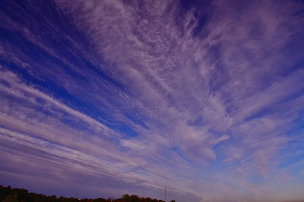Schöne Zirruswolken Einem Blauen Himmel — Stockfoto