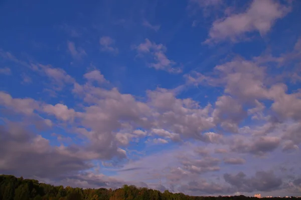 Schöne Zirruswolken Einem Blauen Himmel — Stockfoto