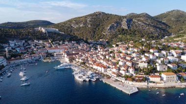 Tarihi ve turist kenti Hvar 'ın kalesi, limanı ve yatı olan sokakları, Akdeniz' deki Hırvat adası otokosu.