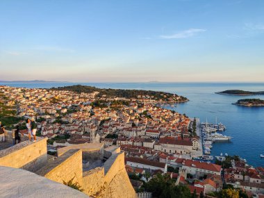 Tarihi ve turist kenti Hvar 'ın kalesi, limanı ve yatı olan sokakları, Akdeniz' deki Hırvat adası otokosu.