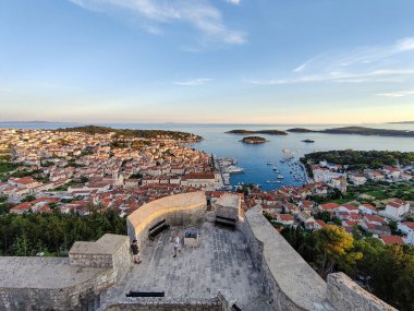 Tarihi ve turist kenti Hvar 'ın kalesi, limanı ve yatı olan sokakları, Akdeniz' deki Hırvat adası otokosu.