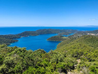 Mljet Ulusal Parkı, Hırvatistan, Akdeniz - doğal plaj, orman ve göl