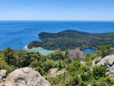 Mljet Ulusal Parkı, Hırvatistan, Akdeniz - doğal plaj, orman ve göl