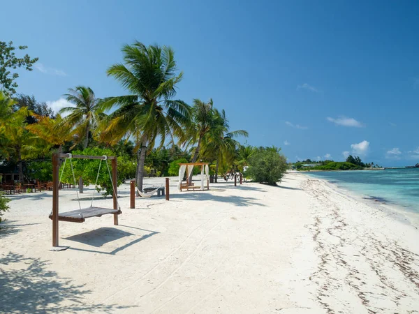 Malediven Tropischen Inseln Panoramalandschaft Idyllischen Strand Palmen Vegetation Und Klares — Stockfoto
