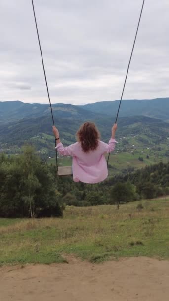 La mujer siente la libertad en la hermosa montaña y volar en columpio — Vídeo de stock