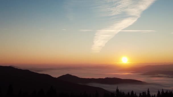 Złoty wschód słońca z promieniami słońca w wielkim górskim krajobrazie — Wideo stockowe