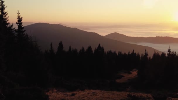 Lever de soleil doré avec des rayons de soleil dans un grand paysage de montagne — Video
