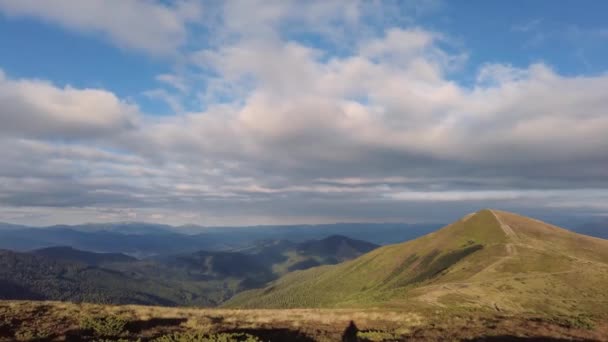 Otoño paisaje de montaña con cielo azul — Vídeos de Stock