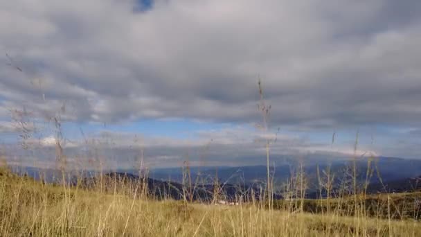 Otoño paisaje de montaña con cielo azul — Vídeo de stock