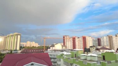 Gün batımında büyük şehrin çatısından bak.