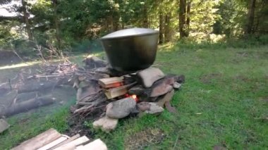 Yemek yemek tencerede üzerinde kamp ateşi açık