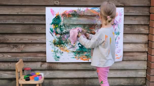 Linda niña dedo pintura con varios colores — Vídeo de stock