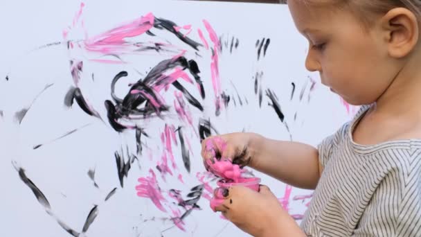 Nettes kleines Mädchen Fingermalerei mit verschiedenen Farben — Stockvideo