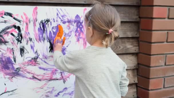 Söt liten flicka finger målning med olika färger — Stockvideo