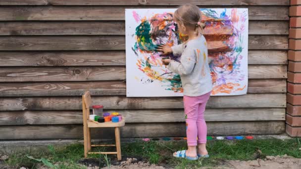 Linda niña dedo pintura con varios colores — Vídeo de stock