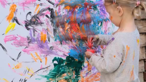 Söt liten flicka som gör fingermålning med olika färger — Stockvideo