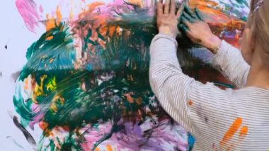 Güzel küçük kız parmak boyası yapıyor.