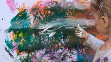 Güzel küçük kız parmak boyası yapıyor.