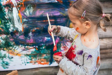 güzel küçük bir kız boyama