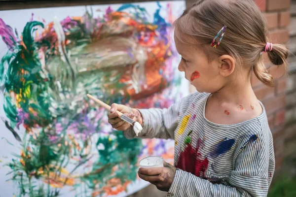Aranyos kislány festmény különböző színekkel — Stock Fotó