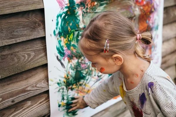 Happy little girl painting with watercolors — Stock Photo, Image