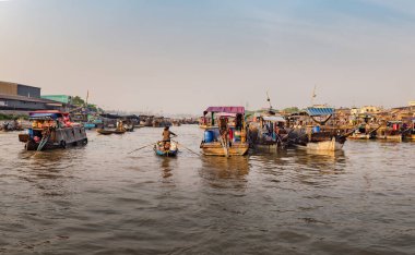 Cai Rang güneş batarken Vietnam 'da yüzen pazar