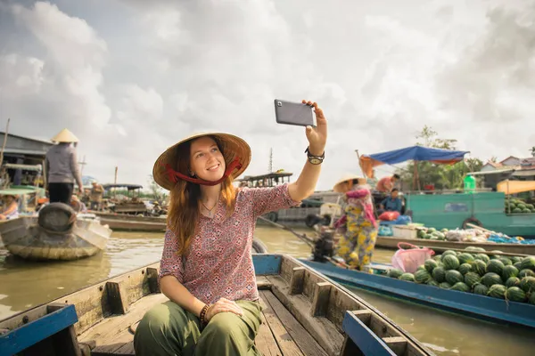 Femme touriste sur le marché flottant au Vietnam — Photo